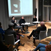 Zwischen Stuhlreihen hindurch sind Lukas Laier, Christoph Hesse und Anja Kunzmann vor einer Leinwand sitzend zu sehen.