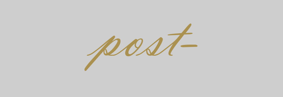 Auf hellgrauem Hintergrund steht in goldener Schreibschrift »post-«.