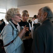 Sigrid Weigel talks with Homi Bhabha, surrounded by numerous participants of the event