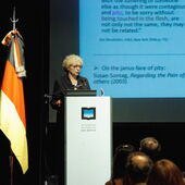 Sigrid Weigel während ihrer Rede zur Verleihung der Ehrendoktorwürde. Links von ihr: eine argentinische und eine deutsche Flagge