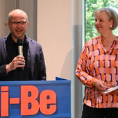 Stefan Willer und Ulrike Vedder stehen am Rednerpult, Willer spricht ins Mikro, Vedder lächelt ihn an.