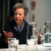 Eva Geulen spricht gestikulierend.