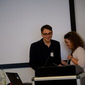 Falko Schmieder und Mona Körte bereiten den nächsten Vortrag vor