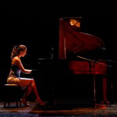 Eine Pianistin spielt im Rahmen der Verleihung an einem Flügel