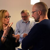 Susi K. Frank spricht mit einem Mann