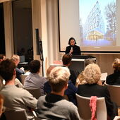 Artemis Alexiadou steht am Rednerpult und spricht zum Publikum.