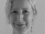 Schwarz-weißes Portraitfoto von Halina Hackert