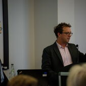 Daniel Weidner und Paul Fleming halten einen Vortrag