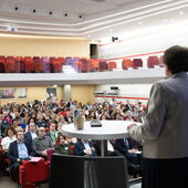 Frédérique Dreifuss-Netter ist von hinten am Rednerpult zu sehen, vor ihr ein volles Auditorium.