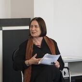 Irina Scherbakowa spricht und deutet dabei auf einen Text in ihrer Hand