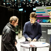 Eingangsbereich des Eberhard-Lämmert-Saals. Drei Personen sind an einem Stehtisch im Gespräch.