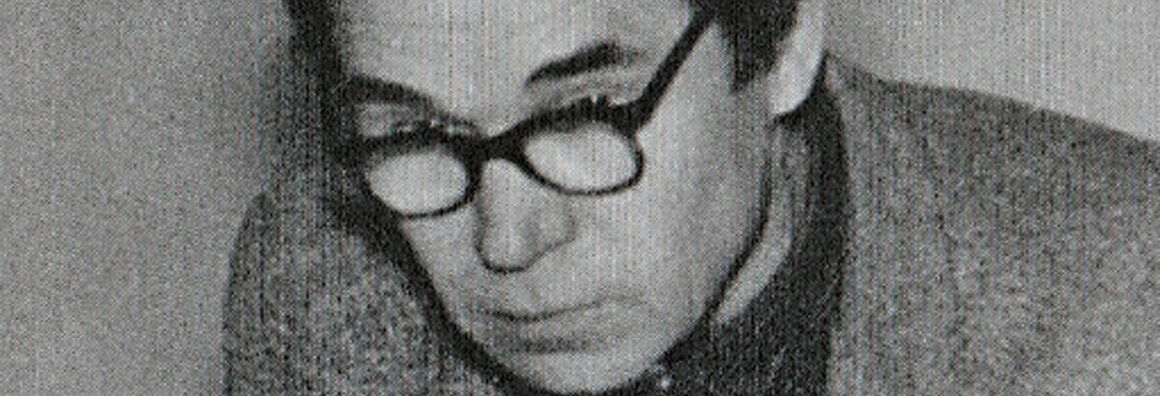 Schwarz-weißes Portraitfoto von Georgi Demidow mit dunkler Hornbrille.