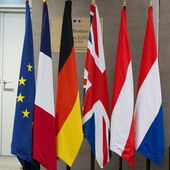 Fahnenmasten mit den Flaggen der EU, Frankreichs, Deutschlands, Großbritanniens, Österreichs und der Niederlande.