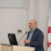 Giga Zedania während seiner Einführungsrede