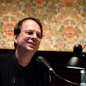 Close-up von Bov Bjerg mit Mikrofon