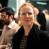 Nina Weller lächelt in die Kamera.