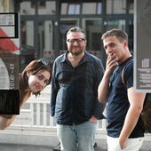 Salome Rodeck, Zaal Andronikashvili, and Oliver Precht are standing on the street and looking through the window into the seminar room. All three are smiling.