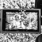 Auf einem Kameradisplay ist Olivia Wenzel zu sehen.