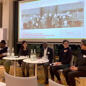 Albert Gouaffo, Sandra Folie, Nadjib Sadikou, Gianna Zocco und Andrea Hartmann sitzen auf dem Podium und unterhalten sich.