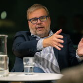 Steffen Grimberg spricht gestikulierend.