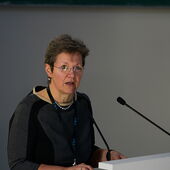 Jutta Koch-Unterseher steht am Rednerpult und trägt vor