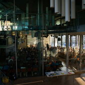Wide shot of the very crowded hall where Homi Bhabha‘s lecture takes place