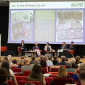 Fünf Personen sitzen auf dem Podium und diskutieren. Auf der Leinwand hinter ihnen sind unter dem Titel »Les livres d’Henry Torrès« Fotos von Büchern und einer Titelei zu sehen.