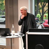 Moritz Baßler steht am Rednerpult