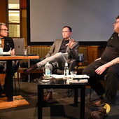 The authors Philipp Schönthaler and Hannes Bajohr and the moderator Morten Paul are sitting on a podium and talk.