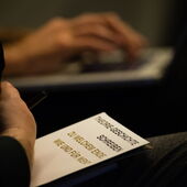 Close-up eines Prospekts mit der Aufschrift »Theorie-Geschichte schreiben. Zu welchem Ende wie und für wen?«