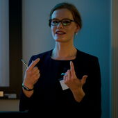 Caroline Sauter spricht und gestikultiert.