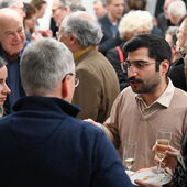 Mehrere Dutzend Personen stehen in lockeren Grüppchen beeinander, es gibt Sekt.