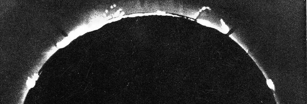 Foto einer totalen Sonnenfinsternis vom 18. Juli 1860 von Warren De la Rue. Zu sehen ist die obere Hälfte der Sonne.