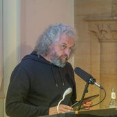 Dmitri Strotzew performs at the lectern.