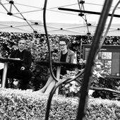 Lutz Seiler und Hanna Hamel sitzen auf einer kleinen Bühne und unterhalten sich.