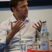 Markus Meßling gestikuliert sitzend.