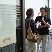 Hanna Hamel and Alexander Friedrich are standing in the atrium of the Department of Cultural History and Theory at HU Berlin and are talking.