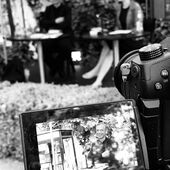 Auf einem Kameradisplay ist Lutz Seiler zu sehen. Im Hintergrund sehen wir zwei verschwommene Personen.