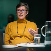 Dorothea Gädeke spricht gestikulierend.