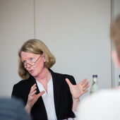 Franziska Thun-Hohenstein spricht und gestikuliert.