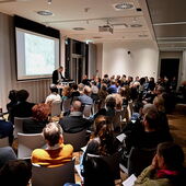 Michael Mönninger steht am Rednerpult und spricht zum Publikum.