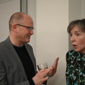 Stefan Willer und Elke Schmitter unterhalten sich miteinander.