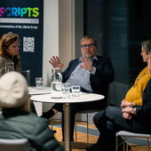 Gesa Ufer, Steffen Grimberg, Dorothea Gädeke, Eva Geulen sitzen auf dem Podium, Steffen Grimberger spricht gestikulierend.