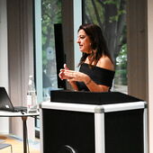 Melanie Möller hält einen Vortrag auf der Tagung