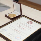 Close-up von Sigrid Weigels Urkunde und Medaille