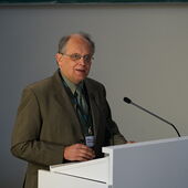 Manfred Krifka steht am Rednerpult und trägt vor