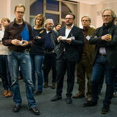 Eine Gruppe von Teilnehmer*innen steht im Konferenzraum