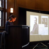 Claudia Wedepohl hält einen Vortrag.