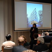 Artemis Alexiadou steht am Rednerpult und spricht zum Publikum.