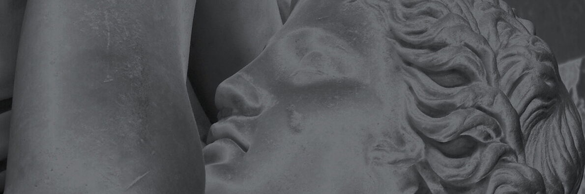 Schwarz-weiß-Fotografie einer griechischen Statue, Ausschnitt: Profil einer Figur mit gewelltem Haar und nach oben gestrecktem linkem Arm.